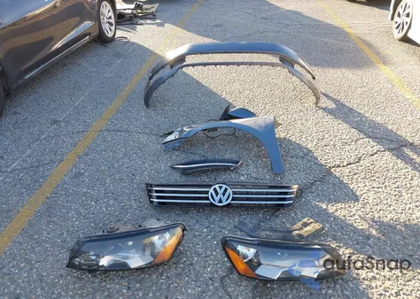 2014 Volkswagen Passat 1.8T Wolfsburg Edition z USA, uszkodzony, nr VIN 1VWAT7A35EC044821